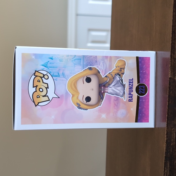 Disney Princess Funko Pop Rapunzel Gold Exclusive with Pin #223 - Picture 3 of 9